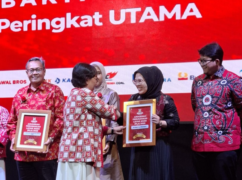 Ketua Umum APSAI Pusat Wida Septarina menyerahkan Anugerah PLA Utama kepada perwakilan RS Awal Bros Pekanbaru.