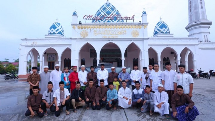 Shalat Bersama Pejuang Subuh, Bupati Siak Alfedri Serahkan Mobil Operasional Shalat Bersama Pejuang Subuh, Bupati Siak Alfedri Serahkan Mobil Operasional