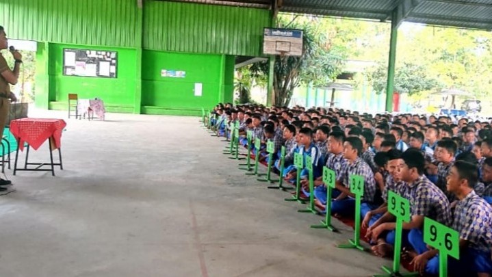 Lurah Lembah Damai Bawa Praja IPDN Sosialisasikan Sekolah Kedinasan ke SMP 6 Pekanbaru Lurah Lembah Damai Bawa Praja IPDN Sosialisasikan Sekolah Kedinasan ke SMP 6 Pekanbaru