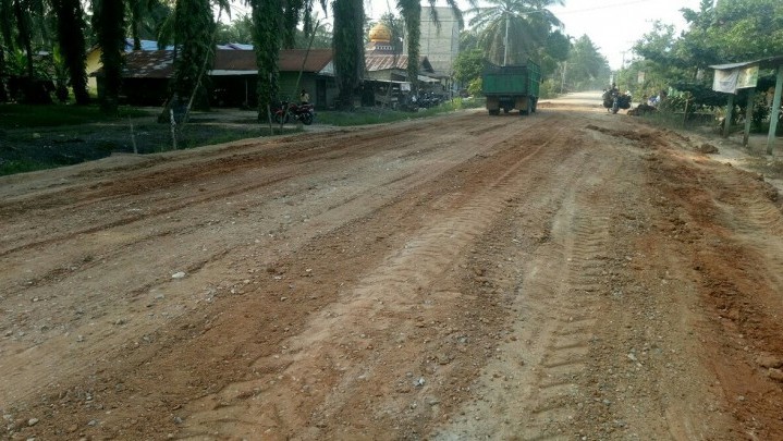 PT MAN Salurkan Dana CSR, Perbaiki Jalan Desa Bangun Jaya Rohul yang Berasal