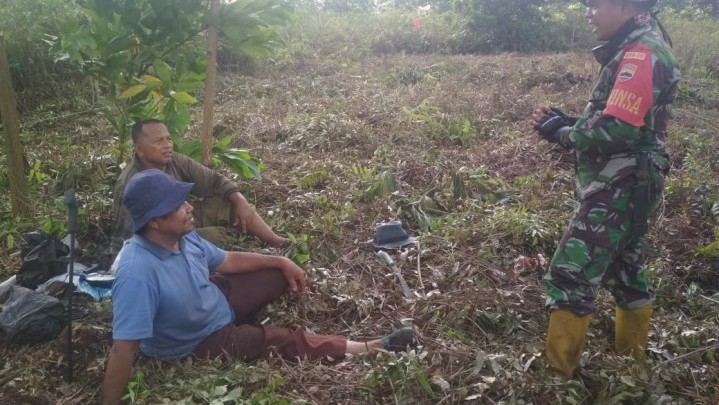 Babinsa Koramil 07/kampar Patroli Karlahut untuk Permudah Identifikasi Pemilik Lahan