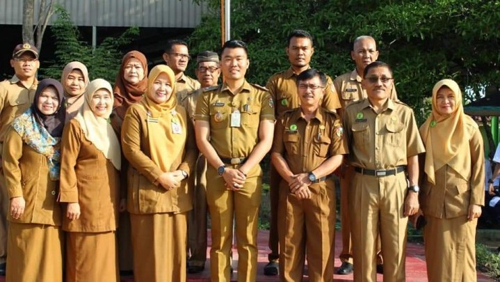 Lurah Radinal Jadi Pembina Upacara Di SMP 6 Pekanbaru Lurah Radinal Jadi Pembina Upacara Di SMP 6 Pekanbaru