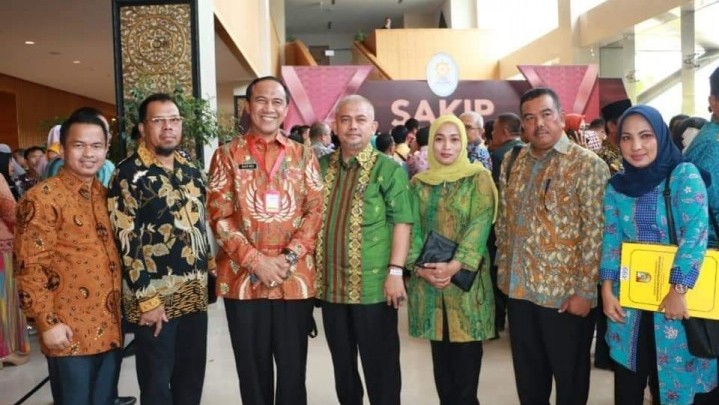 Hadiri Penyerahan SAKIP, Sekko Pekanbaru Harapkan Kepala OPD Tingkatkan Kinerja Hadiri Penyerahan SAKIP, Sekko Pekanbaru Harapkan Kepala OPD Tingkatkan Kinerja