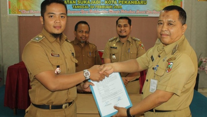 Camat Barri Sertijabkan Pejabat se-Kecamatan Sukajadi Camat Barri Sertijabkan Pejabat se-Kecamatan Sukajadi