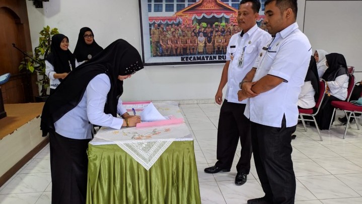 Camat Rumbai Tegaskan Lurah Baru Untuk Kerja Sama dan Koordinasi Dalam Tugas Camat Rumbai Tegaskan Lurah Baru Untuk Kerja Sama dan Koordinasi Dalam Tugas