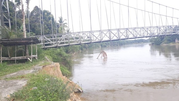 Jembatan Gantung Desa Gobah Terancam Hanyut Jembatan Gantung Desa Gobah Terancam Hanyut