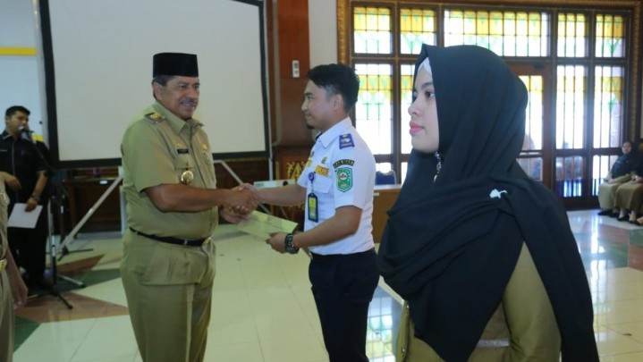 Alfedri Serahkan SK Pengangkatan PNS Formasi Umum dan STTD Tahun 2018 Alfedri Serahkan SK Pengangkatan PNS Formasi Umum dan STTD Tahun 2018