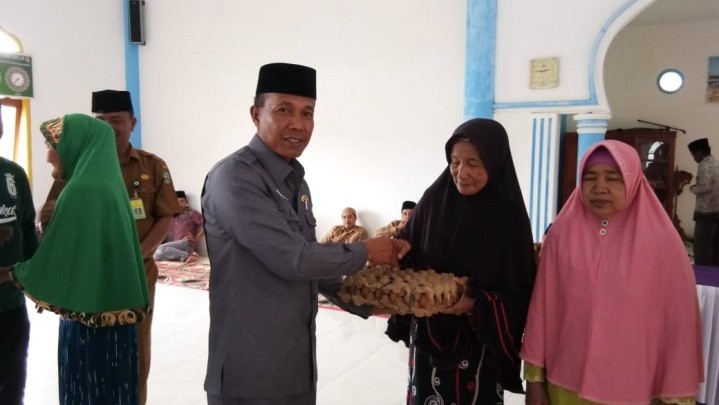 Baznas Siak Salurkan Zakat Tahap Satu Tahun 2020 Rp. 2,3 Miliar kepada 870 Orang Baznas Siak Salurkan Zakat Tahap Satu Tahun 2020 Rp. 2,3 Miliar kepada 870 Orang
