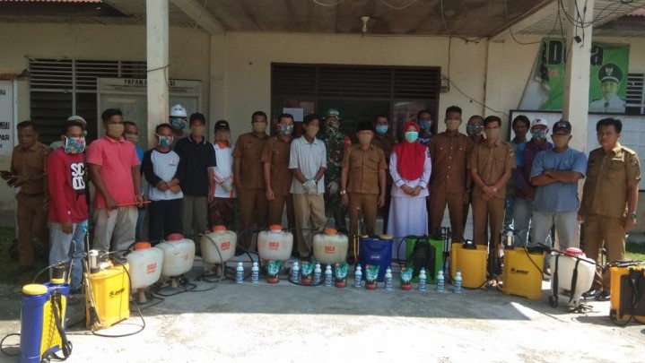 Cegah Covid -19, Pemdes Pulau Rambai Lakukan Penyemprotan Disinfektan