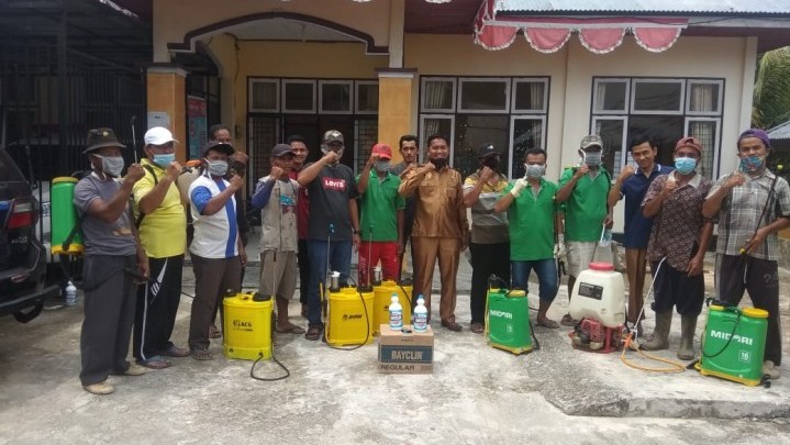 Kades Ranah Singkuang Lakukan Penyemprotan Wabah Covid-19 di Desanya Kades Ranah Singkuang Lakukan Penyemprotan Wabah Covid-19 di Desanya