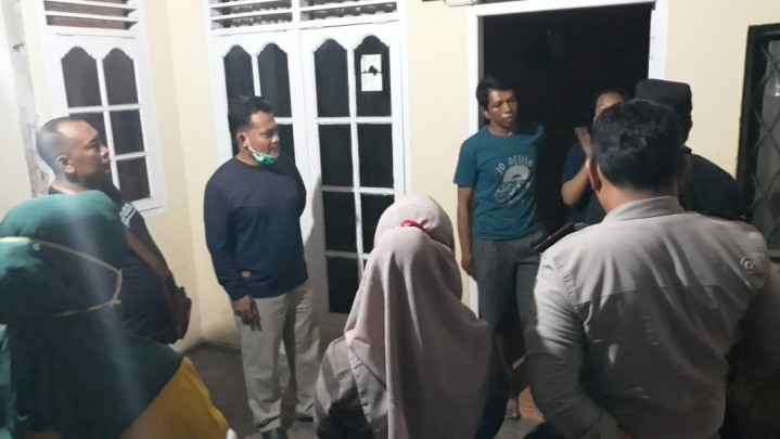 Cegah Covid-19, Lurah LBT Lakukan Sosialisasi Penyemprotan Seluruh Fasum Cegah Covid-19, Lurah LBT Lakukan Sosialisasi Penyemprotan Seluruh Fasum