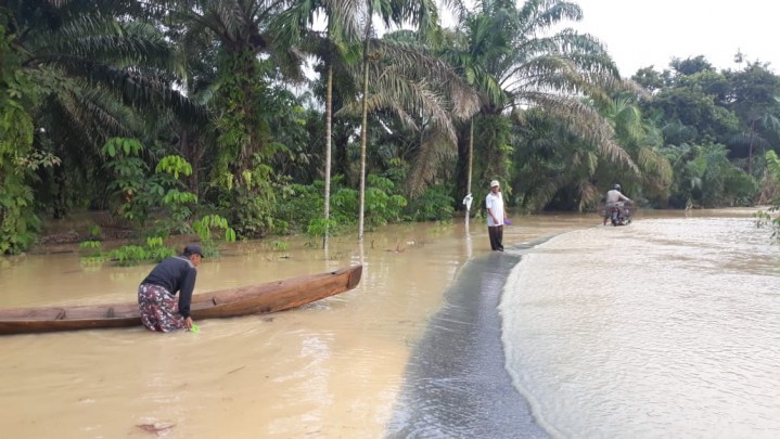 Hujan Lebat Luapkan 3 Sungai Besar di Kampar Kiri, Genangi Jalan Penghubung Desa Hujan Lebat Luapkan 3 Sungai Besar di Kampar Kiri, Genangi Jalan Penghubung Desa