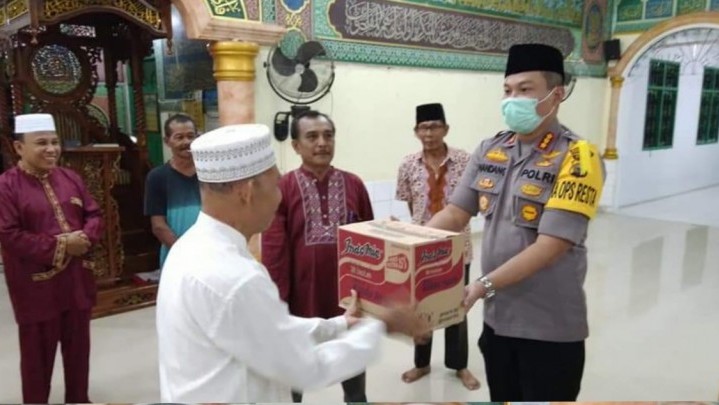 Masjid Paripurna Kampung Baru Terima Paket Sembako Dari Polresta Pekanbaru Masjid Paripurna Kampung Baru Terima Paket Sembako Dari Polresta Pekanbaru