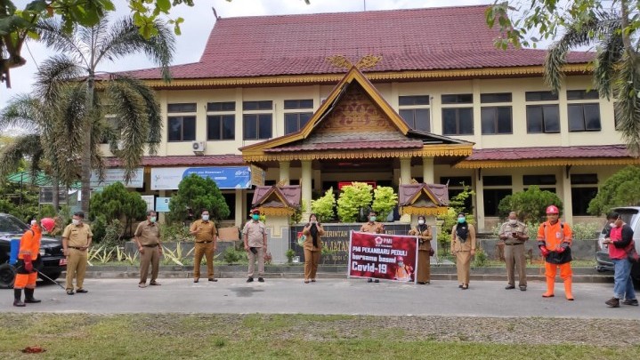 Cegah Penyebaran Covid-19, PMI Pekanbaru Sterilisasi Kantor Kecamatan Tenayan Raya