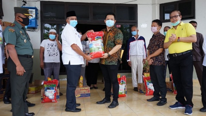 Cegah Covid-19, PSMTI–PPSWN Salurkan Bantuan Wastafel Portabel dan Sembako ke Pemkab Siak Cegah Covid-19, PSMTI–PPSWN Salurkan Bantuan Wastafel Portabel dan Sembako ke Pemkab Siak
