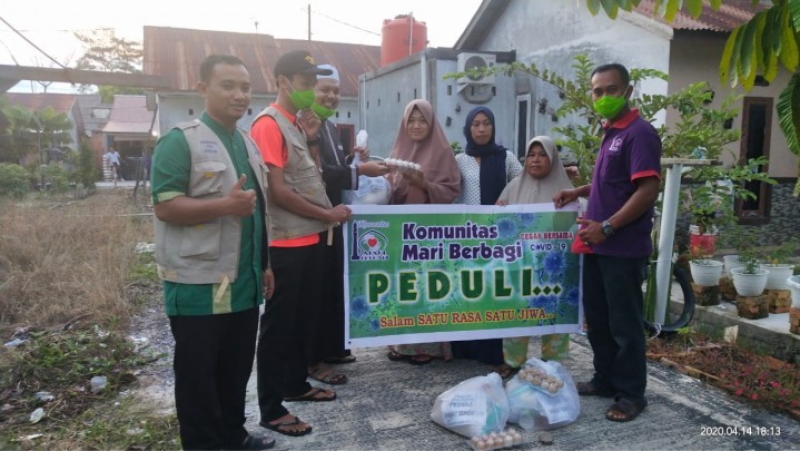 Usai Bagi Sembako, KMB Pekanbaru Ajak Masyarakat Untuk Peduli Korban Terdampak Covid-19 Usai Bagi Sembako, KMB Pekanbaru Ajak Masyarakat Untuk Peduli Korban Terdampak Covid-19