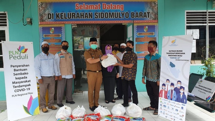 Lurah Sidomulyo Barat Terima Bantuan Sembako Dari YBM PLN Riau Lurah Sidomulyo Barat Terima Bantuan Sembako Dari YBM PLN Riau
