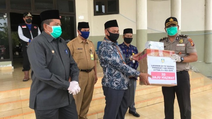 Baznas Siak Serahkan Bantuan APD Untuk Tenaga Medis Baznas Siak Serahkan Bantuan APD Untuk Tenaga Medis