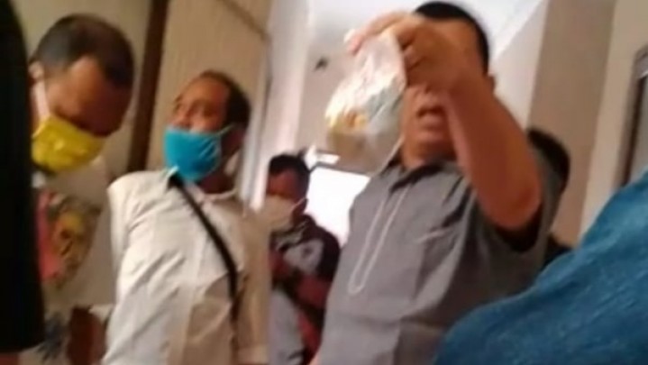 Wakil Ketua DPRD Rohul Ngamuk Tidak Terima Diberi Sembako Oleh PMI Wakil Ketua DPRD Rohul Ngamuk Tidak Terima Diberi Sembako Oleh PMI