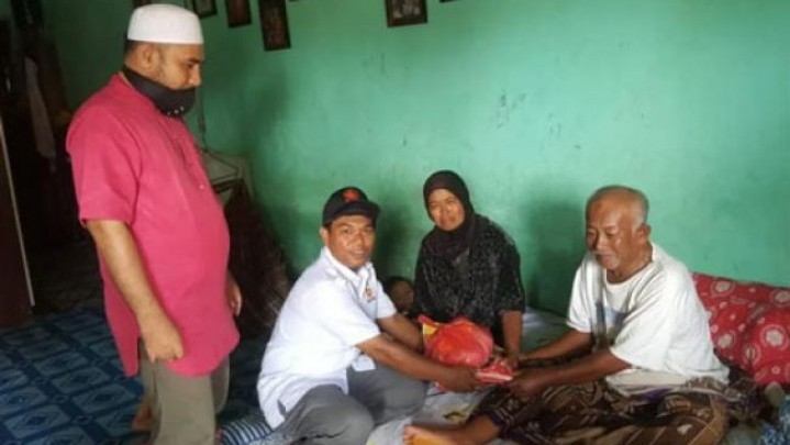 Roby Cahyadi Bagikan 150 Paket Sembako di Kampung Buatan II