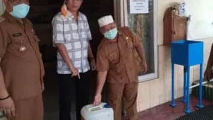Sembari Reses, Hendri Pangaribuan Bagikan Cairan Disinfektan Kepada Penghulu dan Lurah di Kandis Sembari Reses, Hendri Pangaribuan Bagikan Cairan Disinfektan Kepada Penghulu dan Lurah di Kandis