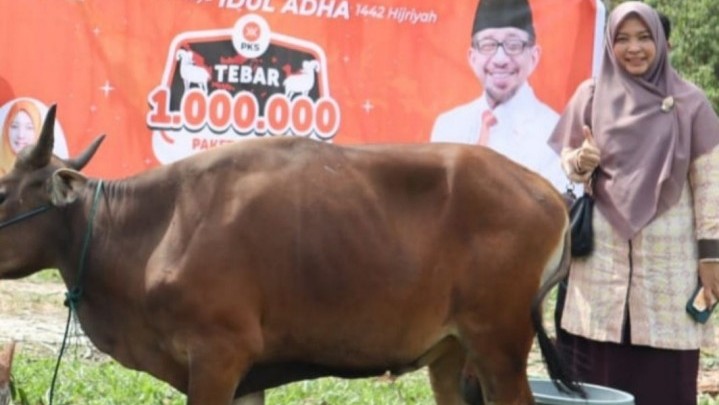 Tebar Paket Kurban PKS, Arnita Sari: Berbagi dan Bermanfaat Saat Pandemi