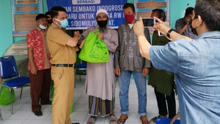 Lurah Sidomulyo Barat Salurkan Bantuan CSR dari Pelaku Usaha Setempat, Harapkan CSR Tetap Berlanjut