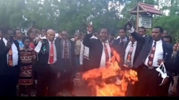 Tak Percaya Corona, Pendeta dan Jemaat Gereja di Papua Ramai-ramai Bakar Masker Tak Percaya Corona, Pendeta dan Jemaat Gereja di Papua Ramai-ramai Bakar Masker