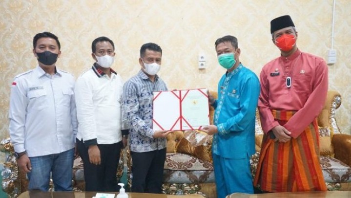 Sertifikat Tanah Kantor Bawaslu Rohil Diserahkan Bupati Sintong Sertifikat Tanah Kantor Bawaslu Rohil Diserahkan Bupati Sintong