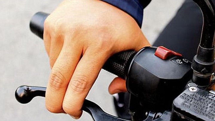 Tips Bagi Pengendara Motor Kecepatan Tingggi Saat akan Rem Mendadak Tips Bagi Pengendara Motor Kecepatan Tingggi Saat akan Rem Mendadak