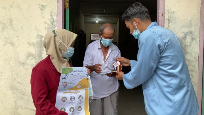 Mahasiswa KKN UR Bagikan Masker, Handsanitizer, dan Disinfektan Gratis Untuk Masyarakat Kampung Suak Lanjut