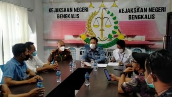 PN Bengkalis Tolak Gugatan Terhadap Presiden, Penggugat Malah Didenda Rp. 37,9 Juta PN Bengkalis Tolak Gugatan Terhadap Presiden, Penggugat Malah Didenda Rp. 37,9 Juta
