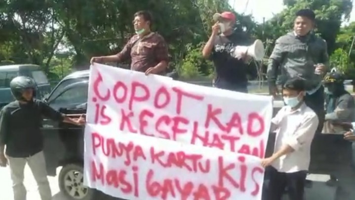 Massa: Copot Kadis Kesehatan Kampar, Masyarakat yang Punya Kartu KIS Masih Bayar Persalinan Massa: Copot Kadis Kesehatan Kampar, Masyarakat yang Punya Kartu KIS Masih Bayar Persalinan