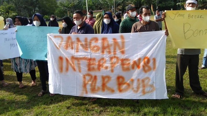 Gelar Demo Tandingan, Masyarakat Tanjung Berunjuk Rasa Minta Tetap Lantik Darmendra Sebagai Kades Gelar Demo Tandingan, Masyarakat Tanjung Berunjuk Rasa Minta Tetap Lantik Darmendra Sebagai Kades