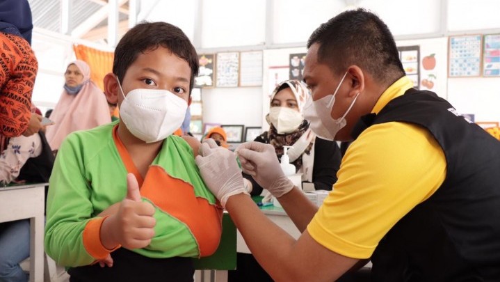 Didampingi Orang Tua, Anak Usia 6-11 Tahun di Meranti Mulai Divaksin Covid-19 Didampingi Orang Tua, Anak Usia 6-11 Tahun di Meranti Mulai Divaksin Covid-19
