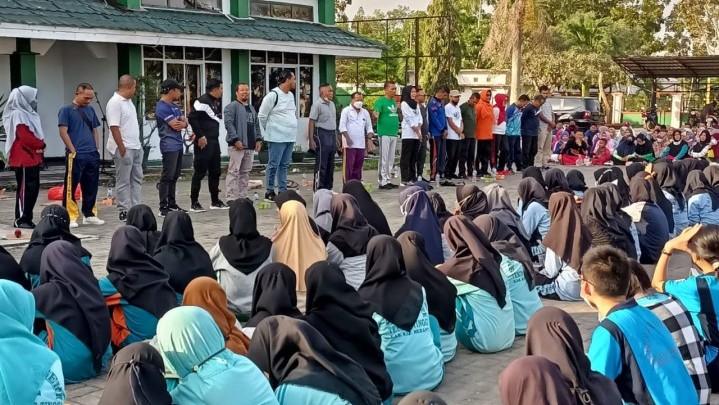 Sambil Olahraga Bupati Meranti Sosialisasikan Program Meranti Cerdas ke Ratusan Pelajar, Guru dan Kepsek Sambil Olahraga Bupati Meranti Sosialisasikan Program Meranti Cerdas ke Ratusan Pelajar, Guru dan Kepsek