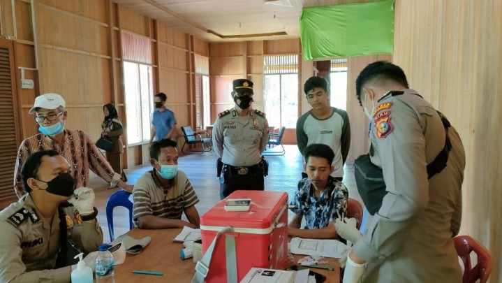 Polres Meranti Gelar Vaksinasi Massal di Desa Lukun