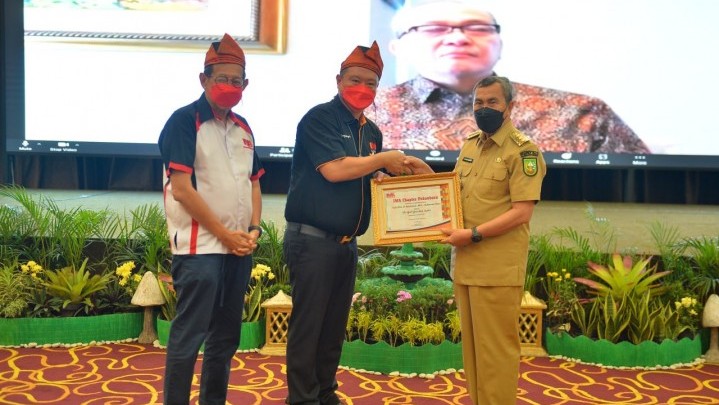 Gubernur Syamsuar Terima Penghargaan The Best Branding Leader