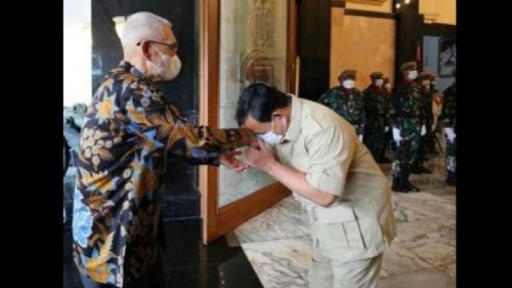 Dapat Kunjungan Mantan Wapres, Menhan Prabowo Cium Tangan Dapat Kunjungan Mantan Wapres, Menhan Prabowo Cium Tangan