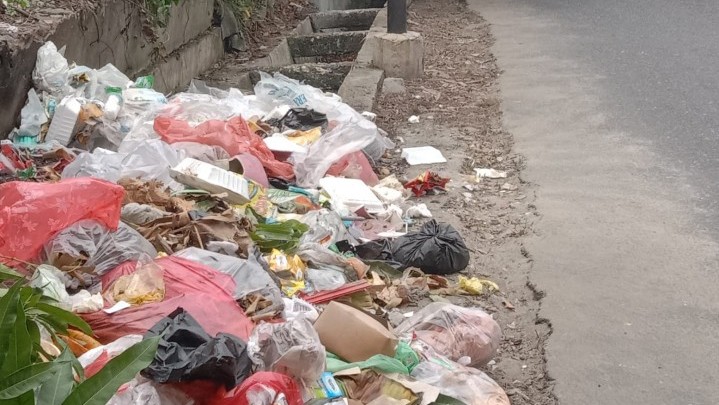 Sampah Menumpuk Di Jalan Hasanuddin Pekanbaru, Pemko Diminta Bersikap Tegas