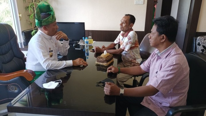 Perusakan Meja di Ruang Tamu Bupati Meranti, Pelaku Hari Ini Datang Minta Maaf Perusakan Meja di Ruang Tamu Bupati Meranti, Pelaku Hari Ini Datang Minta Maaf