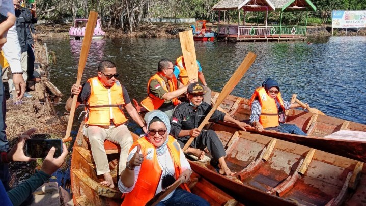 Lomba Pacu Sampan di Telaga Air Merah Dibuka Bupati Adil, Diwacanakan jadi Ivent Tahunan