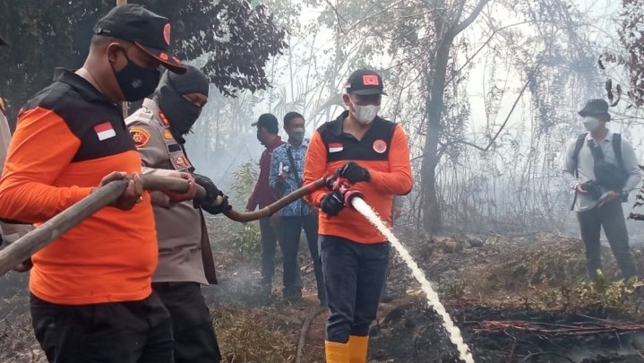 Karlahut Desa Bokor, Bupati: Jangan Pulang Sebelum Padam Karlahut Desa Bokor, Bupati: Jangan Pulang Sebelum Padam