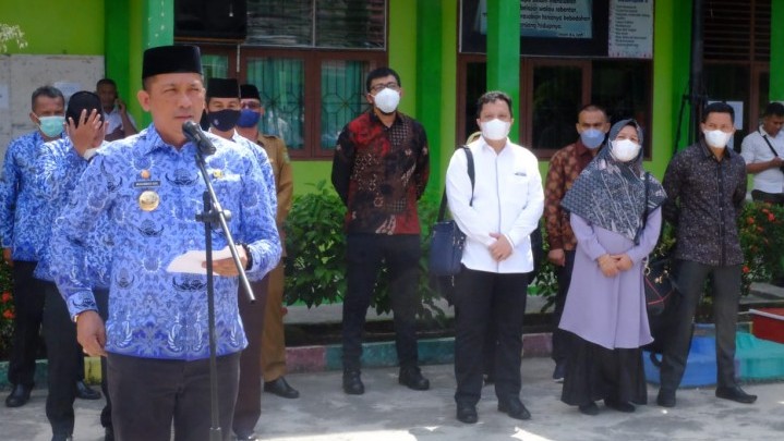 Evaluasi Tenaga Non PNS, Bupati: Akan Ada Pemerataan Guru di Seluruh Meranti Evaluasi Tenaga Non PNS, Bupati: Akan Ada Pemerataan Guru di Seluruh Meranti