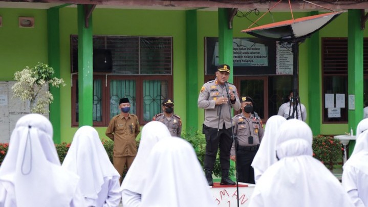 Kunjungi SMA Negeri 1 Tebing Tinggi, Kapolres Sampaikan Pesan Penting Kunjungi SMA Negeri 1 Tebing Tinggi, Kapolres Sampaikan Pesan Penting