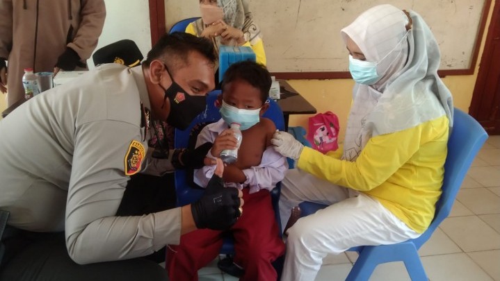Kejar Target Vaksinasi Anak Usia 6-11 Tahun, Polsek Tebingtinggi Barat Berikan Susu Gratis Usai Divaksin Kejar Target Vaksinasi Anak Usia 6-11 Tahun, Polsek Tebingtinggi Barat Berikan Susu Gratis Usai Divaksin