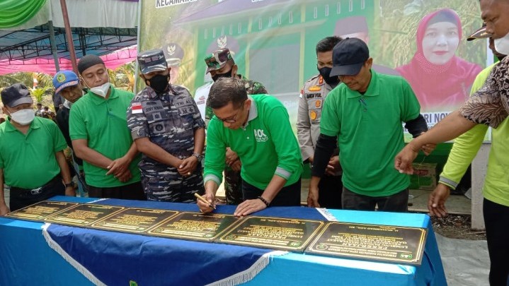 Bupati Adil Panen Raya dan Resmikan Lumbung Pangan di Desa Kadabu Rapat Bupati Adil Panen Raya dan Resmikan Lumbung Pangan di Desa Kadabu Rapat