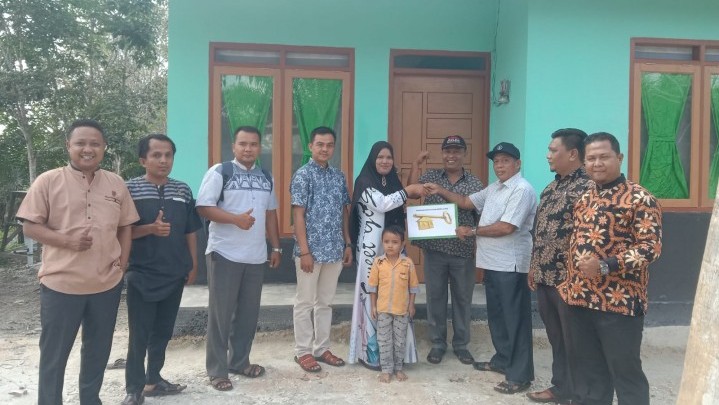 Kepala Desa Tanjung Bungo Serahkan Tujuh Unit Rumah Layak Huni Bagi Masyarakat Kurang Mampu Kepala Desa Tanjung Bungo Serahkan Tujuh Unit Rumah Layak Huni Bagi Masyarakat Kurang Mampu