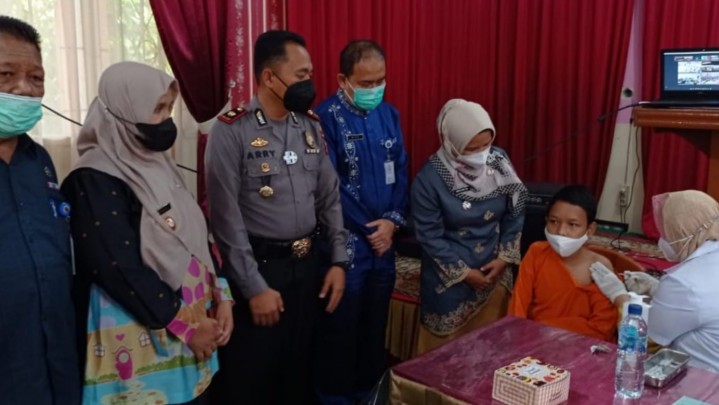 Camat Senapelan Tinjau Vaksinasi Merdeka Anak di SDN 18 Pekanbaru Camat Senapelan Tinjau Vaksinasi Merdeka Anak di SDN 18 Pekanbaru