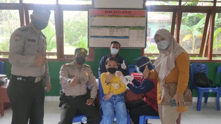Demi Meyakinkan Vaksin Aman, Anak Kandung Kapolsek Merbau yang Pertama Disuntik Demi Meyakinkan Vaksin Aman, Anak Kandung Kapolsek Merbau yang Pertama Disuntik